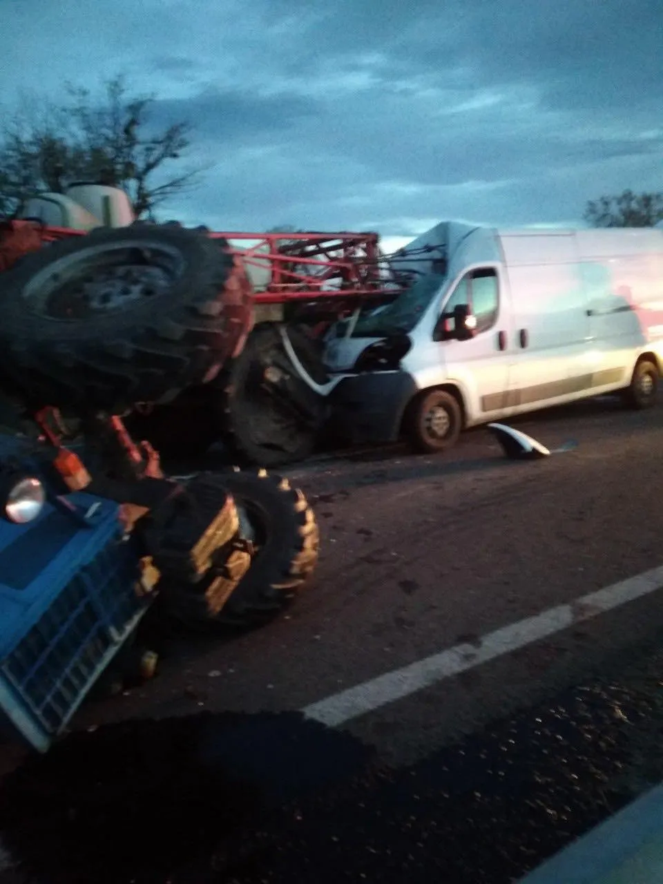 На Львівщині мікроавтобус на швидкості влетів у трактор: причеп проштрикнув лобове скло На Львівщині мікроавтобус на швидкості влетів у трактор: причеп проштрикнув лобове скло