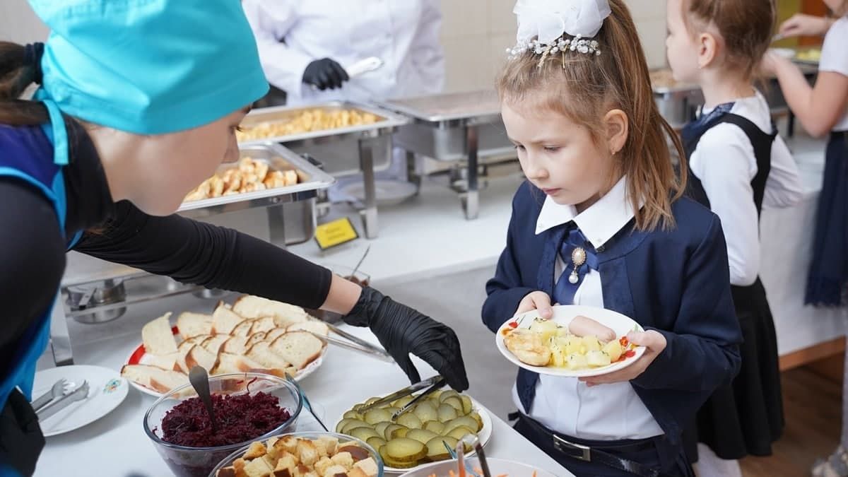 Нові норми харчування учнів у школах: які проблеми можуть завадити реформі - Україна новини - Освіта