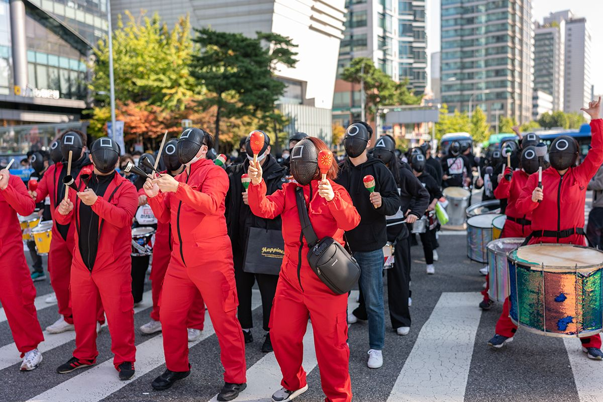 У Південній Кореї тисячі людей у костюмах з "Гри в кальмара" вимагали покращити умови праці - 24 Канал