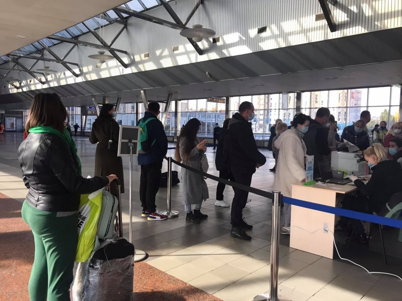 На вокзалах Киева – аншлаг за тестами, а водители "воюют" с полицией: эксклюзивные кадры На вокзалах Киева – аншлаг за тестами, а водители "воюют" с полицией: эксклюзивные кадры