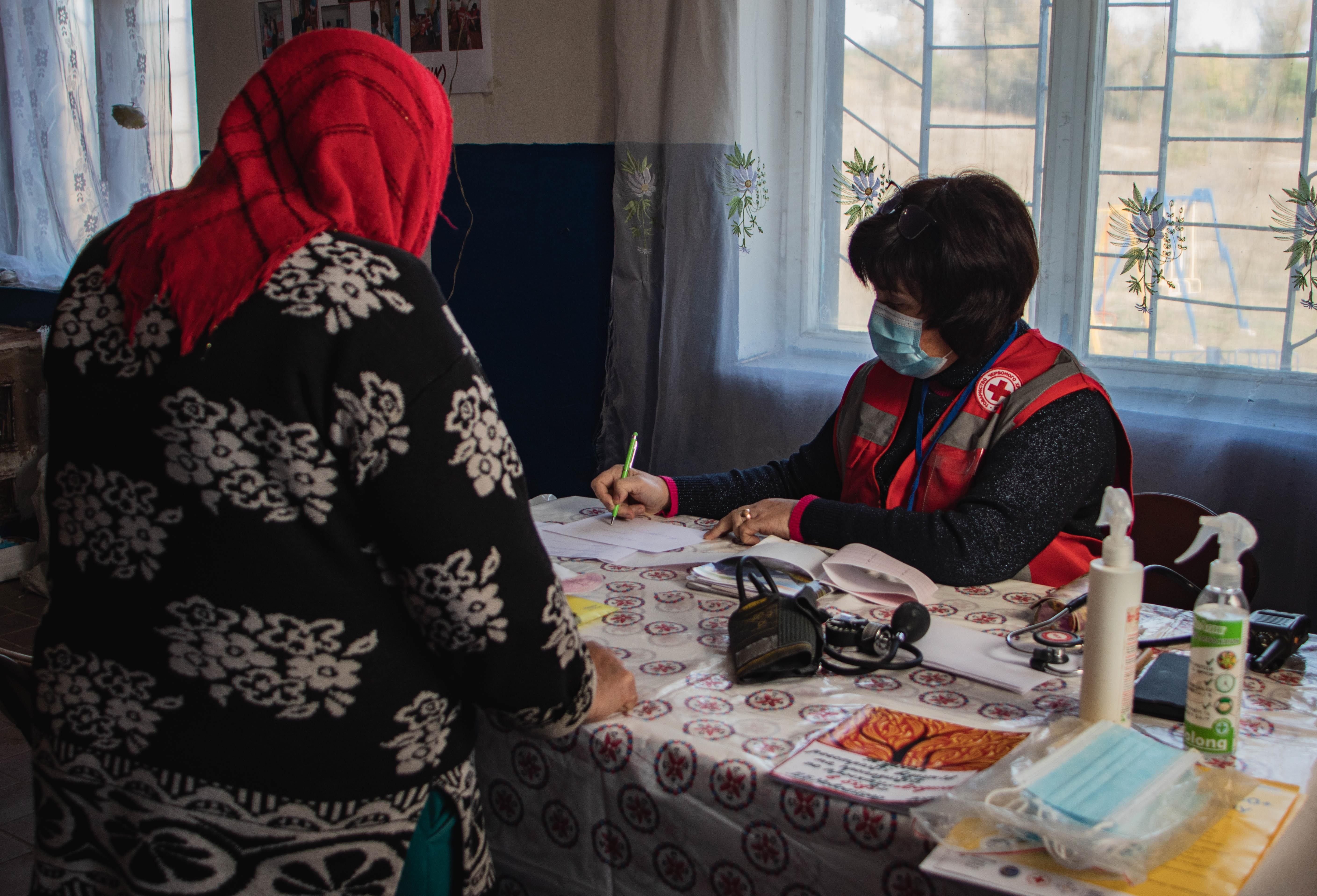 "Більше просто нікуди звернутися": хто лікує жителів "забутих" селищ Донбасу - Термінові новини - 24 Канал