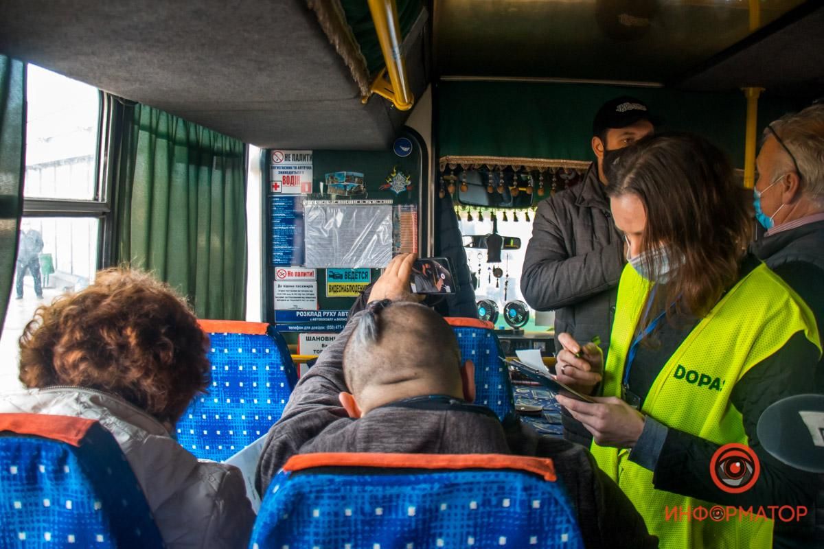 Пришлось высаживать пассажиров: начали проверять сертификаты вакцинации в автобусах Днепра