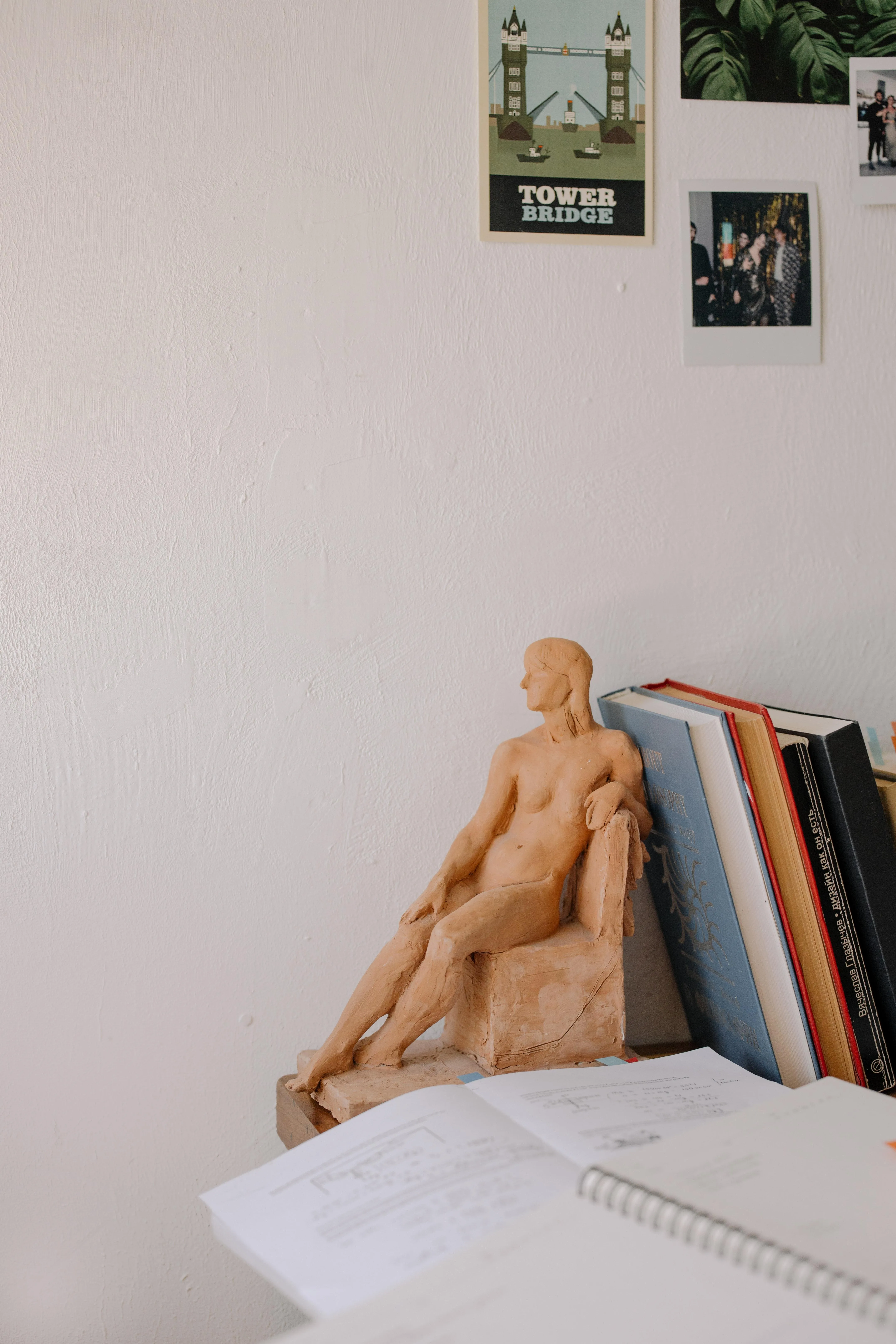 Книготримач-скульптура Книготримач-скульптура