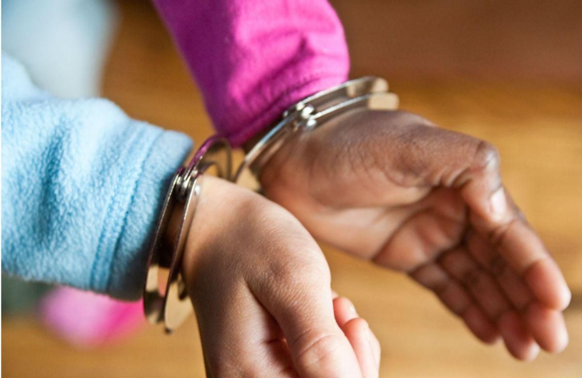 На Гаваях затримали та надягли наручники на 10-річну школярку за карикатуру на іншого учня - Освіта На Гаваях затримали та надягли наручники на 10-річну школярку за карикатуру на іншого учня - Освіта