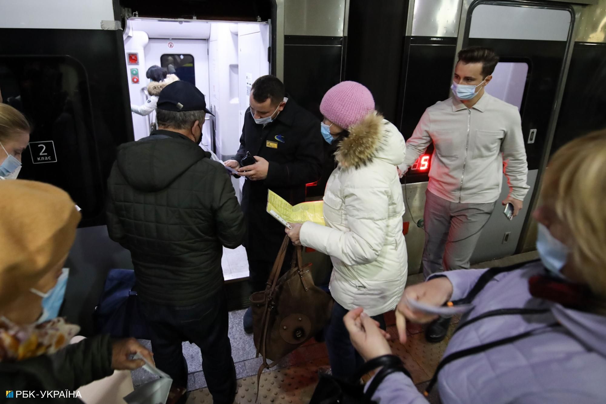 Істерять та штовхаються: як перевіряють пасажирів у Києві та Львові – промовисте відео - Свіжі новини Львова - 24 Канал Істерять та штовхаються: як перевіряють пасажирів у Києві та Львові – промовисте відео - Свіжі новини Львова - 24 Канал