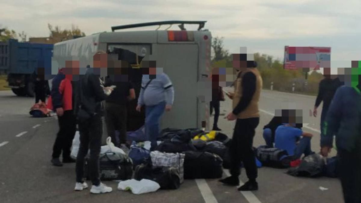 На Киевщине пассажирский автобус из Беларуси влетел в грузовик и перевернулся, есть пострадавшие На Киевщине пассажирский автобус из Беларуси влетел в грузовик и перевернулся, есть пострадавшие