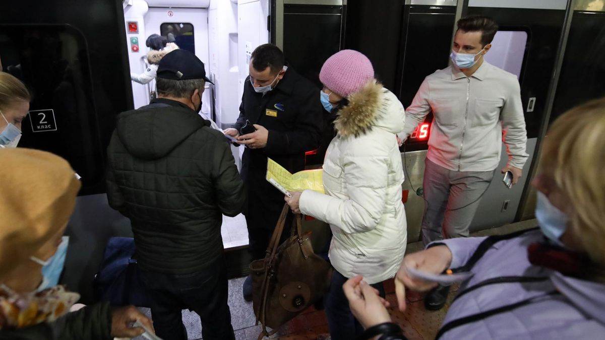 Истерят и толкаются: как проверяют пассажиров в Киеве и Львове – красноречивое видео