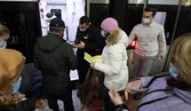 Истерят и толкаются: как проверяют пассажиров в Киеве и Львове – красноречивое видео