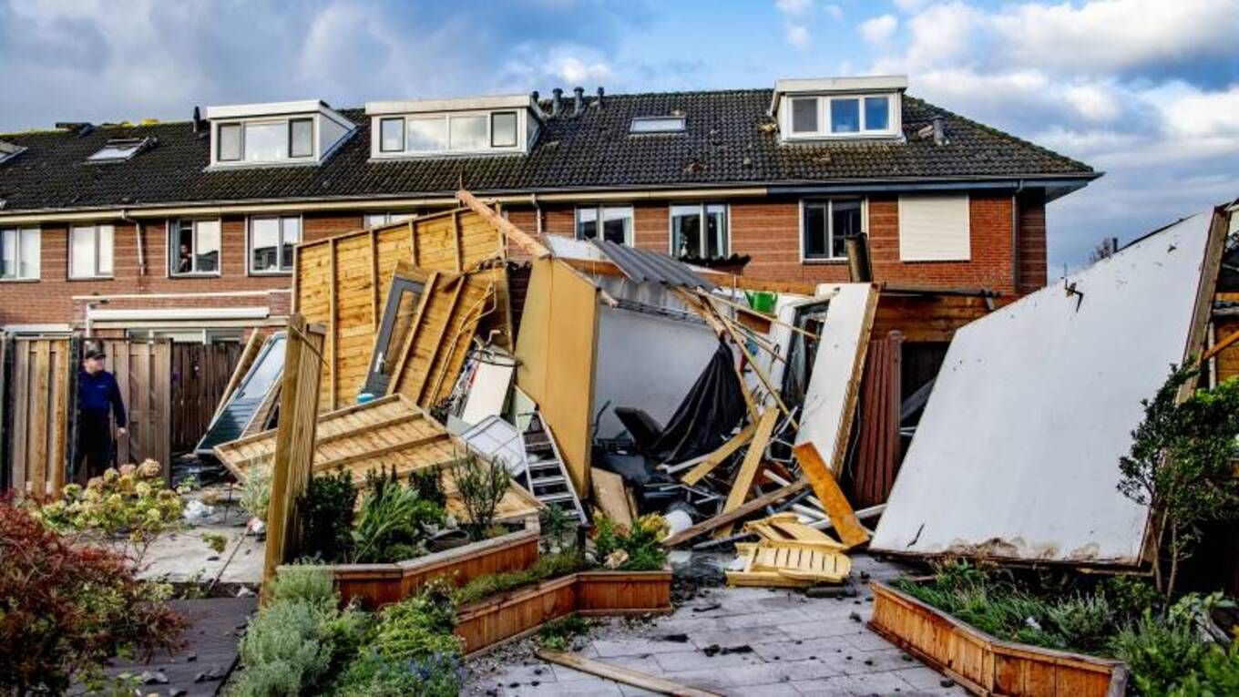 Остановлено движение поездов и травмированы люди: в Нидерландах шторм наделал беды Остановлено движение поездов и травмированы люди: в Нидерландах шторм наделал беды