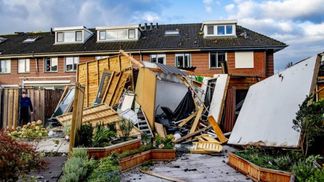 Остановлено движение поездов и травмированы люди: в Нидерландах шторм наделал беды