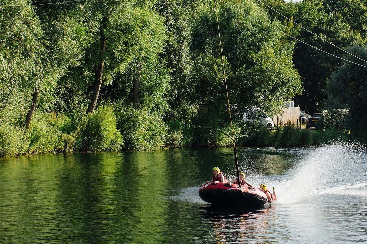 Украинцы развивают Пласт в Лондоне Украинцы развивают Пласт в Лондоне