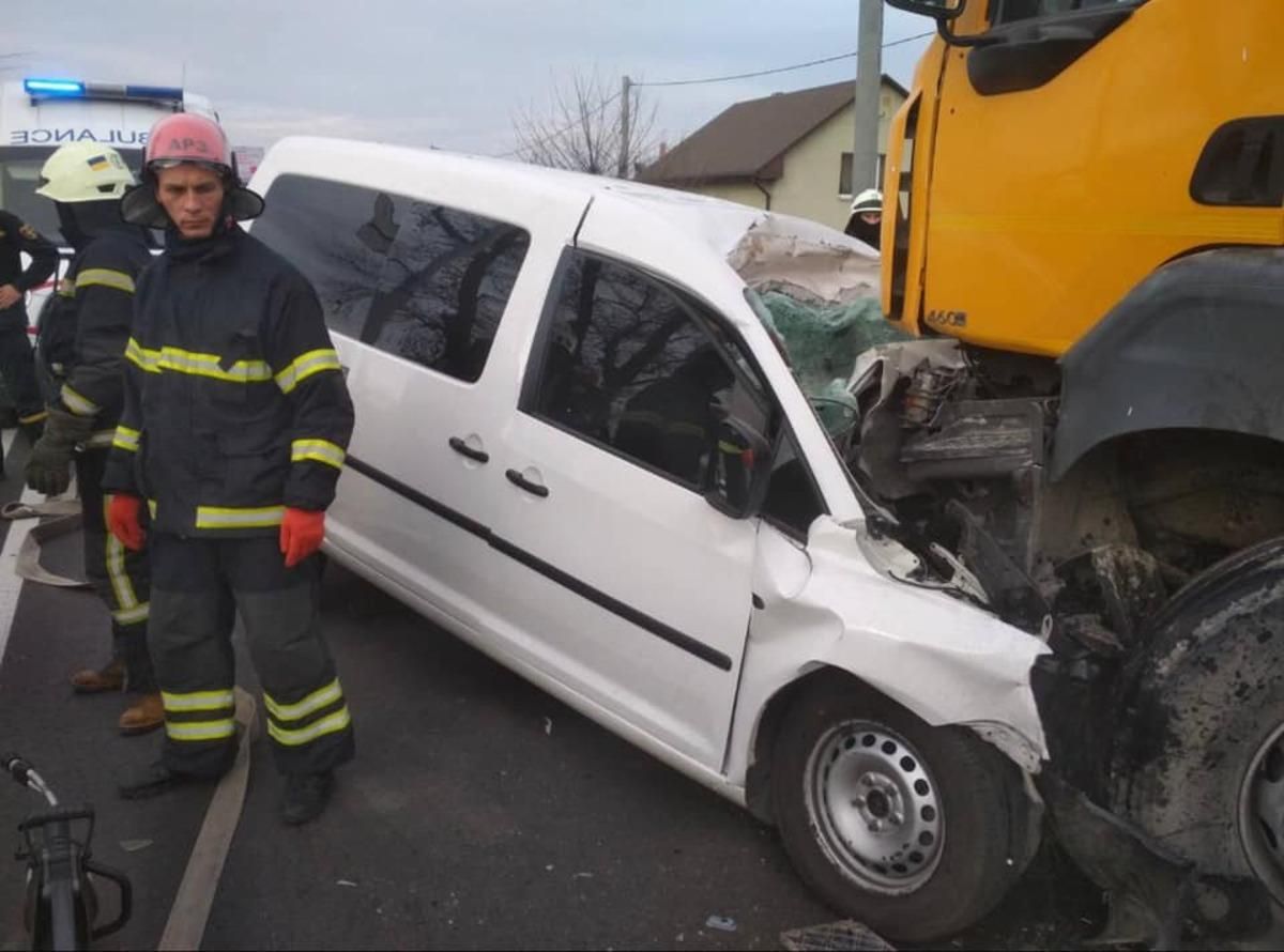 У Києві сталася смертельна лобова ДТП із вантажівкою: тіло загиблого вирізали з металу - Новини Києва - Київ