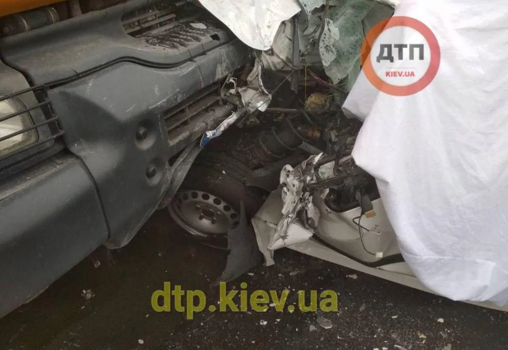 Лобове ДТП у Києві, загинув водій Volkswagen, тіло вирізали рятувальники