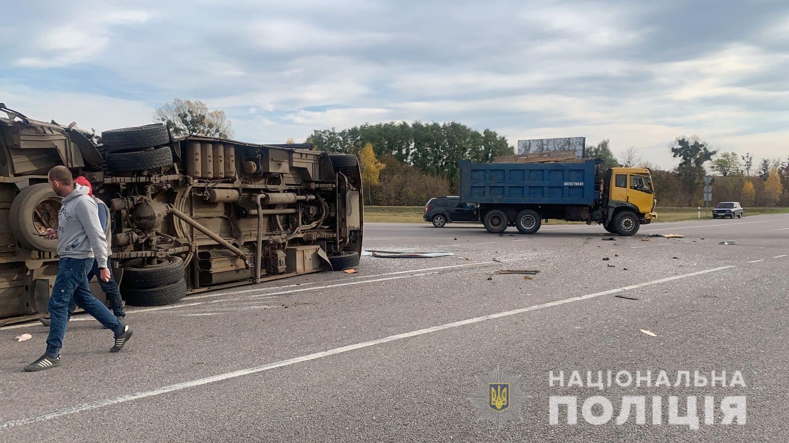 На Київщині зіштовхнулися автобус і вантажівка: постраждали білоруси - новини Білорусь - 24 Канал
