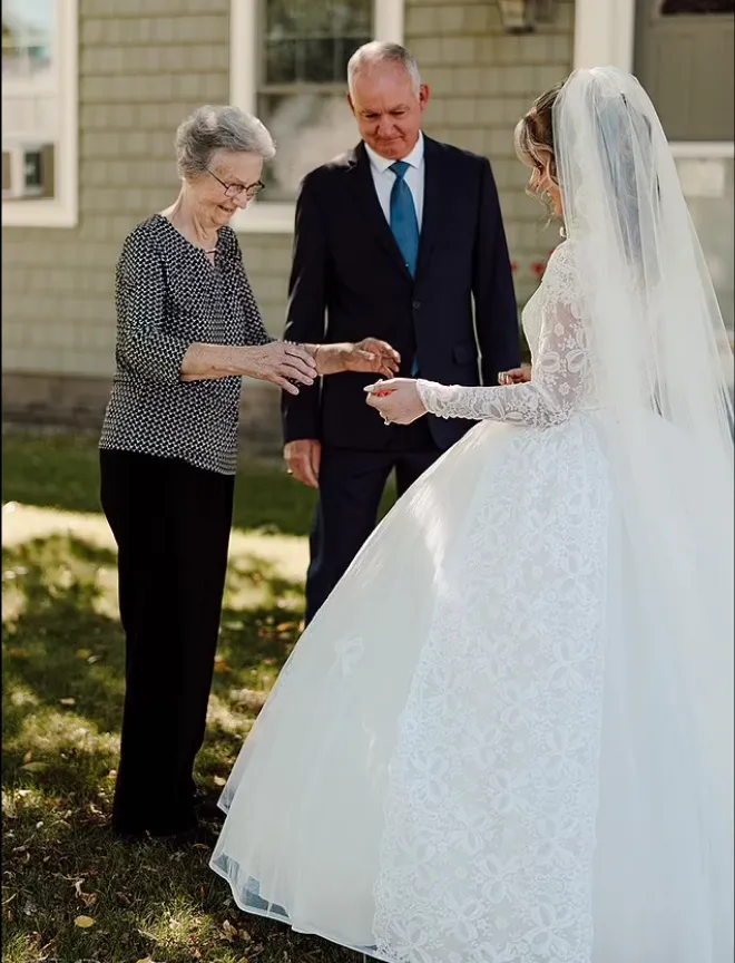Бабусі не спадало на думку, що сукня комусь знадобиться Бабусі не спадало на думку, що сукня комусь знадобиться