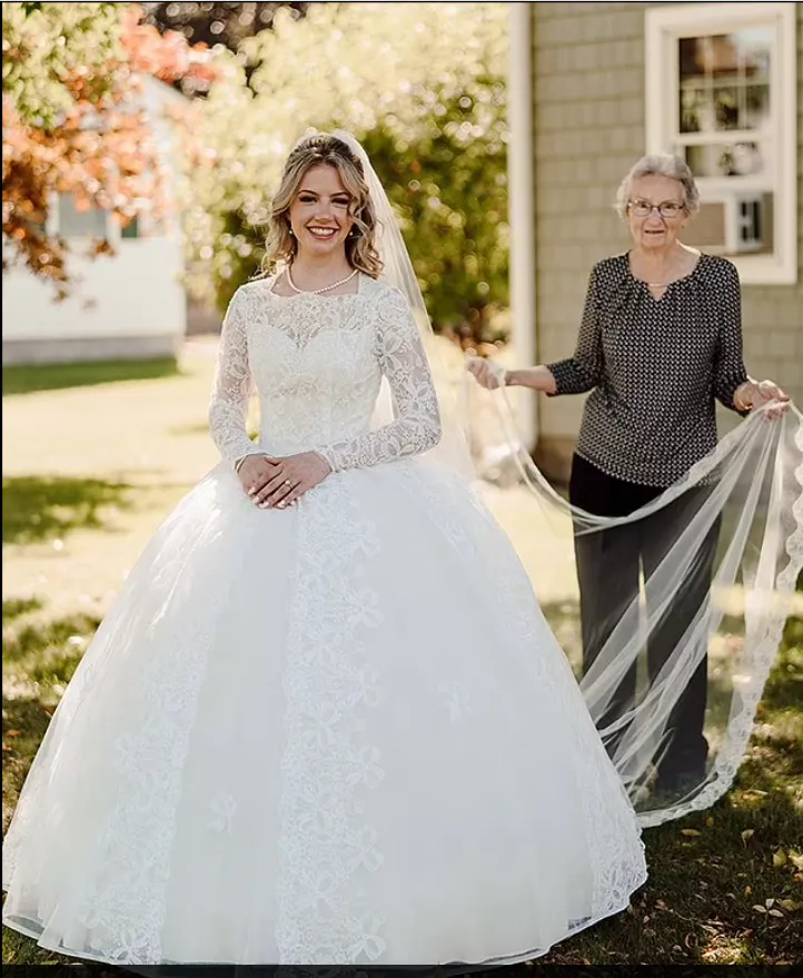 Свадебное платье бабушки идеально села на ее внуку