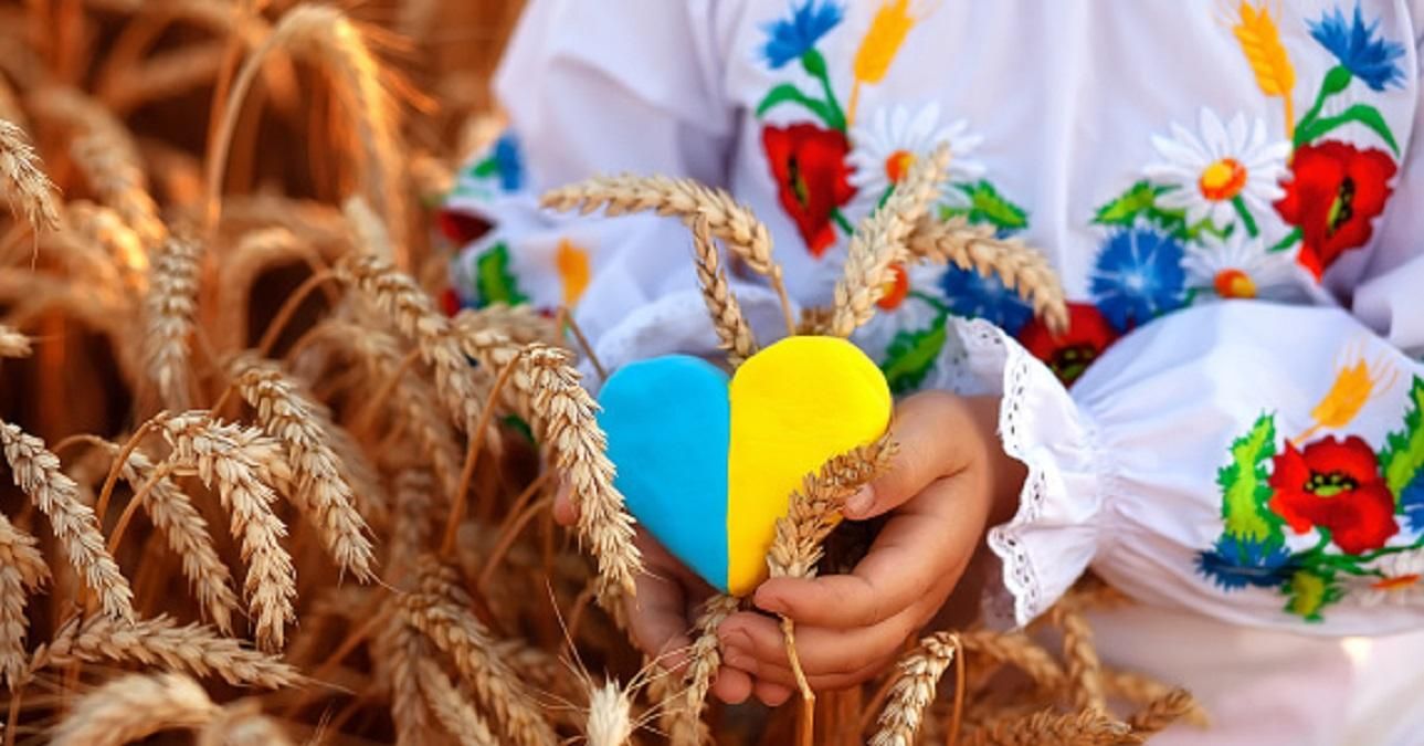Как украинцы относятся к своим соотечественникам, которые живут за границей: результаты опроса