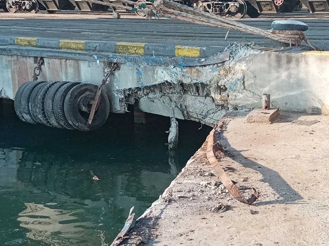 судно врізалося в причал судно врізалося в причал