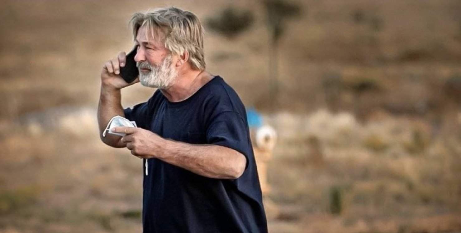 Моторошний збіг: у мережі згадали доленосний твіт Алека Болдвіна після вбивства Гатчінс - Украина новости - 24 Канал Моторошний збіг: у мережі згадали доленосний твіт Алека Болдвіна після вбивства Гатчінс - Украина новости - 24 Канал