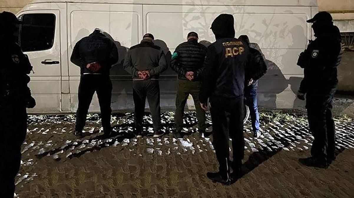 В Одесі затримали банду професійних грабіжників: обкрадала склади "7 кілометру" - 24 Канал В Одесі затримали банду професійних грабіжників: обкрадала склади "7 кілометру" - 24 Канал