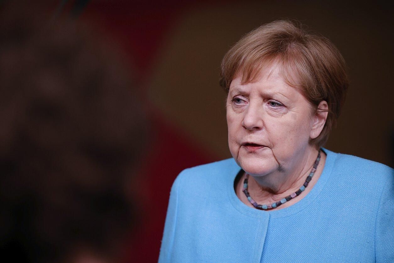 С прощальной церемонией и подарком: Меркель в последний раз выступила на саммите ЕС