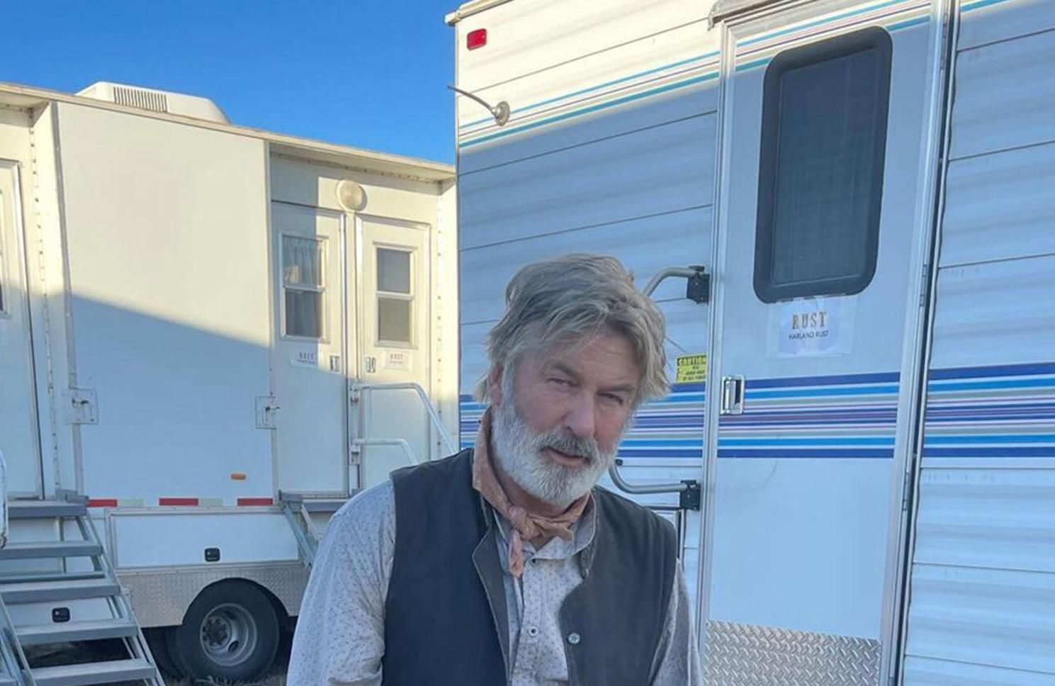 Он свободный человек, – Болдуину разрешили путешествовать после трагедии с Хатчинс Он свободный человек, – Болдуину разрешили путешествовать после трагедии с Хатчинс