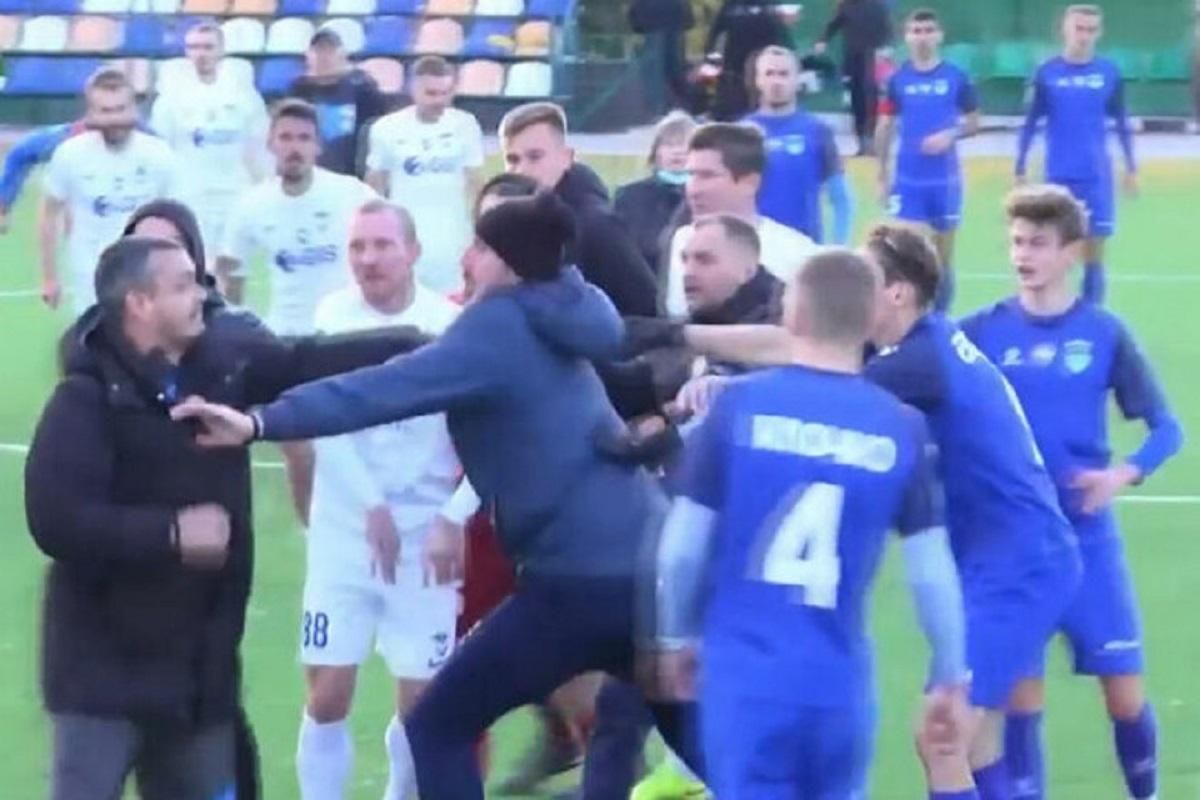 Масова бійня: матч Другої ліги не дограли через побоїще фанатів на полі – відео