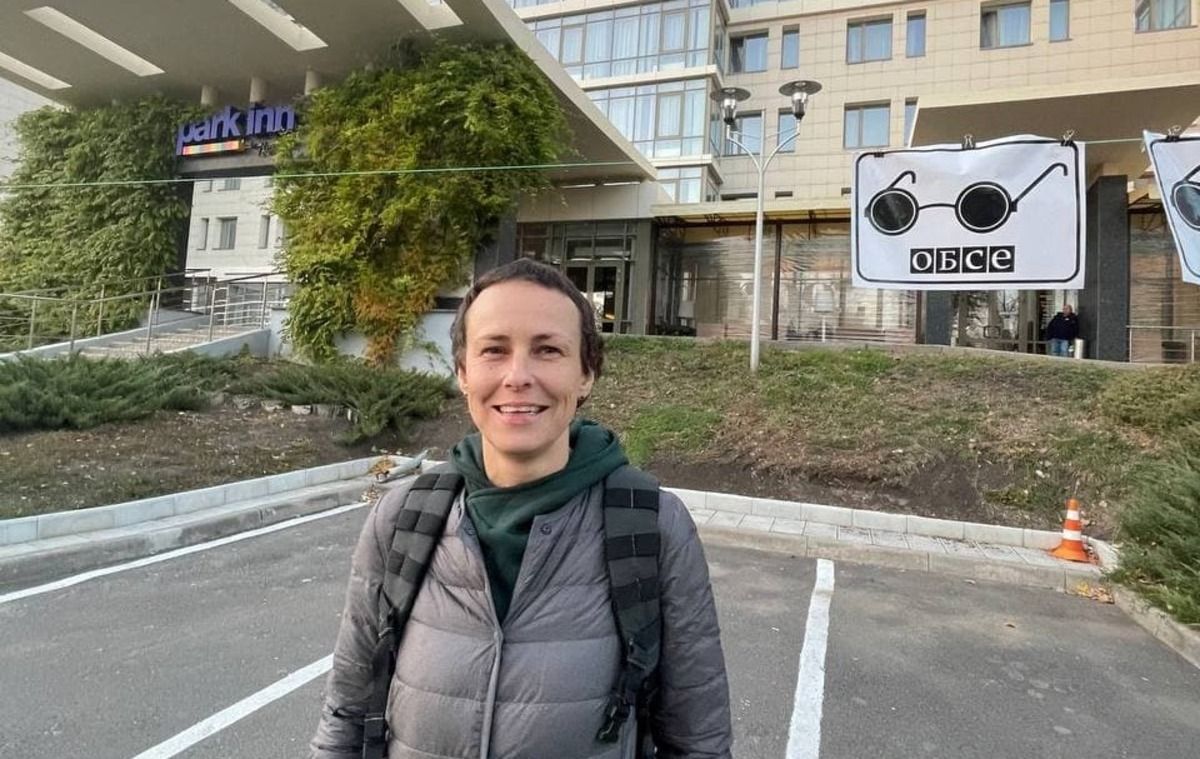 Одиозная Юлия Чичерина спела под отелем, где боевики блокируют ОБСЕ Одиозная Юлия Чичерина спела под отелем, где боевики блокируют ОБСЕ