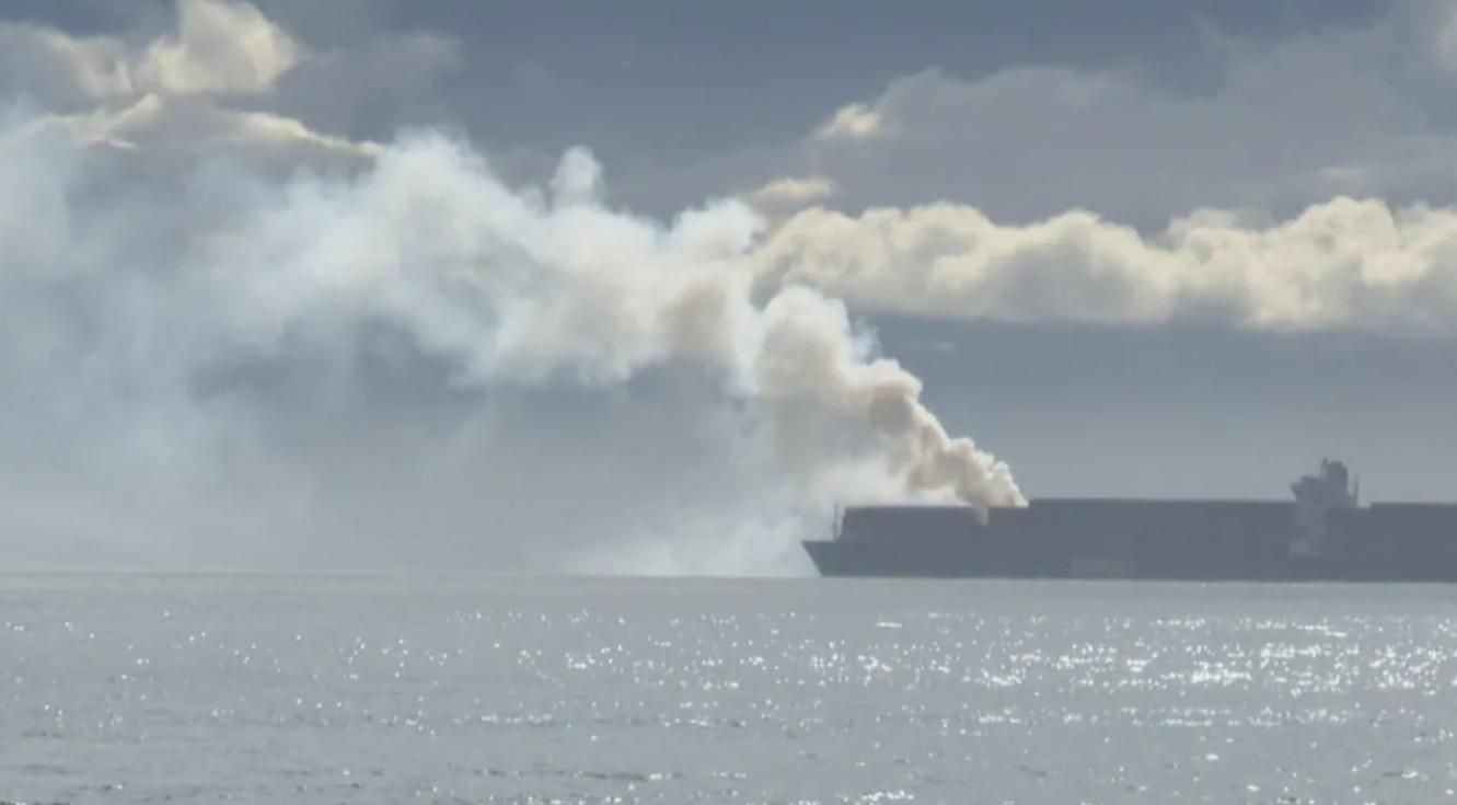 У берегов Канады горит судно с химикатами