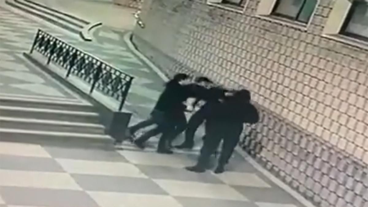 В Черновцах пьяный молодой человек с кулаками набросился на охранника торгового центра