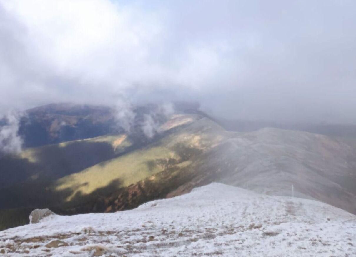 Карпаты занесло снегом: на высокогорьях ударил мороз Карпаты занесло снегом: на высокогорьях ударил мороз