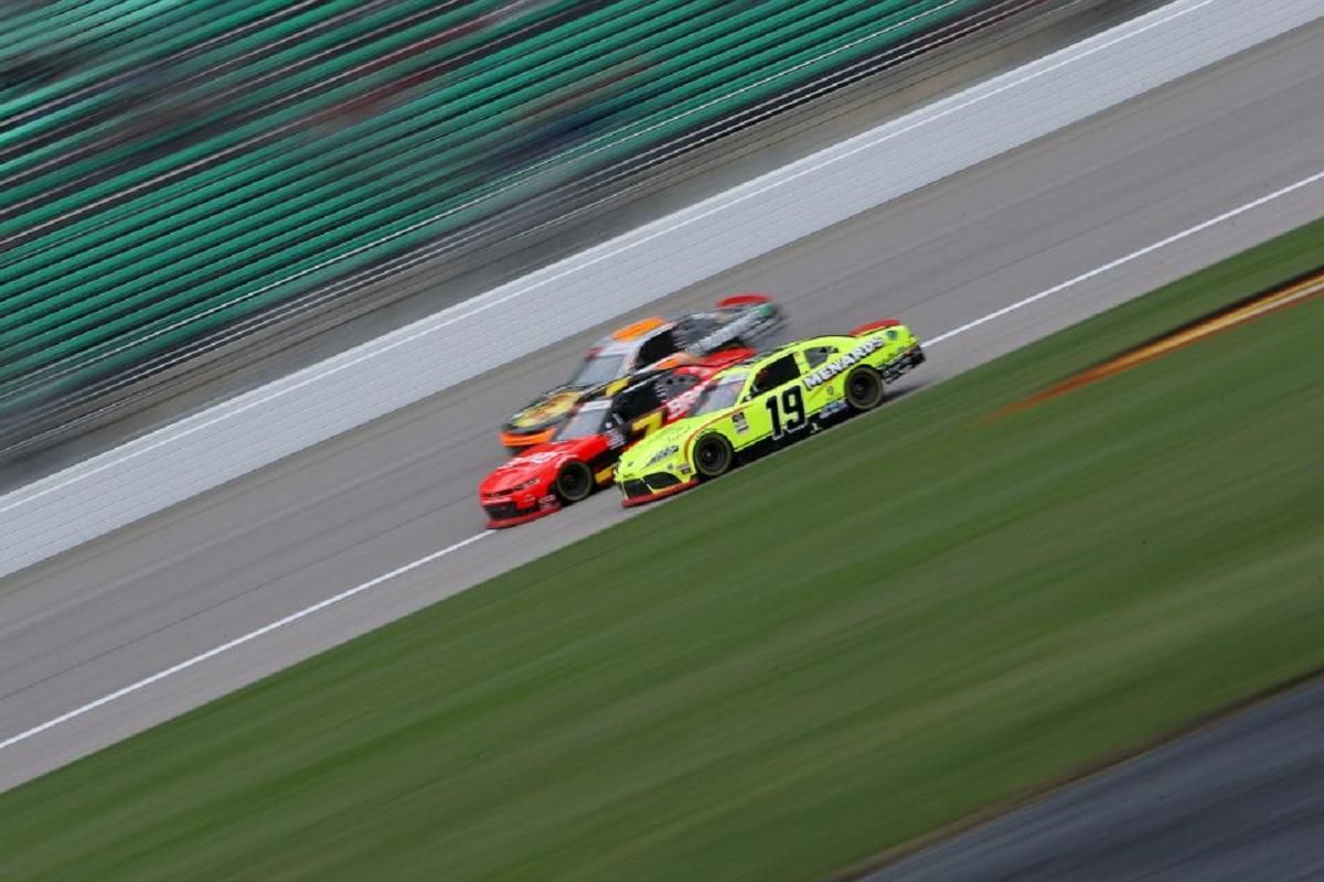 Погибли дети: в США участник гонки въехал в толпу Погибли дети: в США участник гонки въехал в толпу