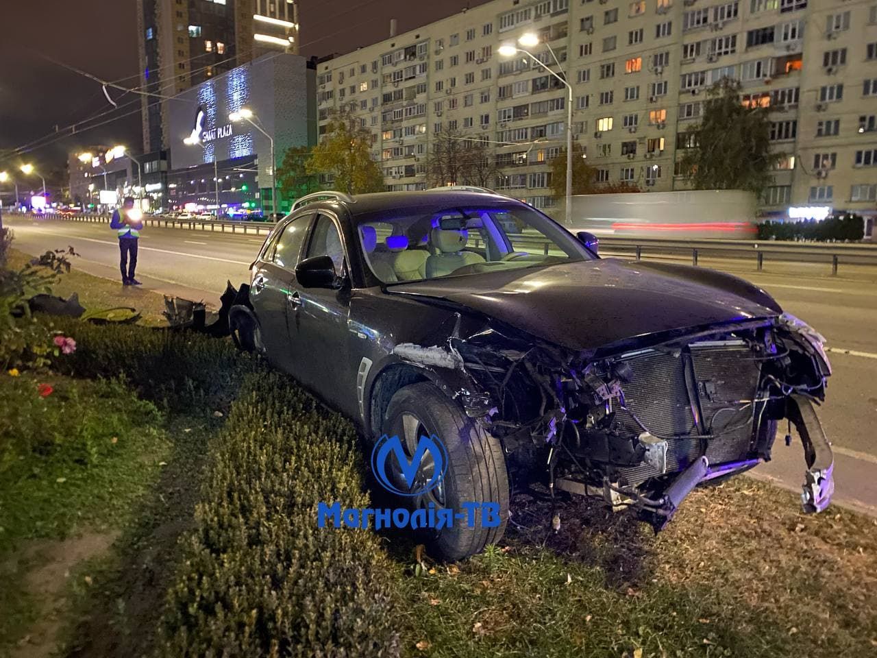 Некерована Infinity влаштувала нічні "польоти" на проспекті Перемоги й опинилася в клумбі - Новини Києва - Київ Некерована Infinity влаштувала нічні "польоти" на проспекті Перемоги й опинилася в клумбі - Новини Києва - Київ