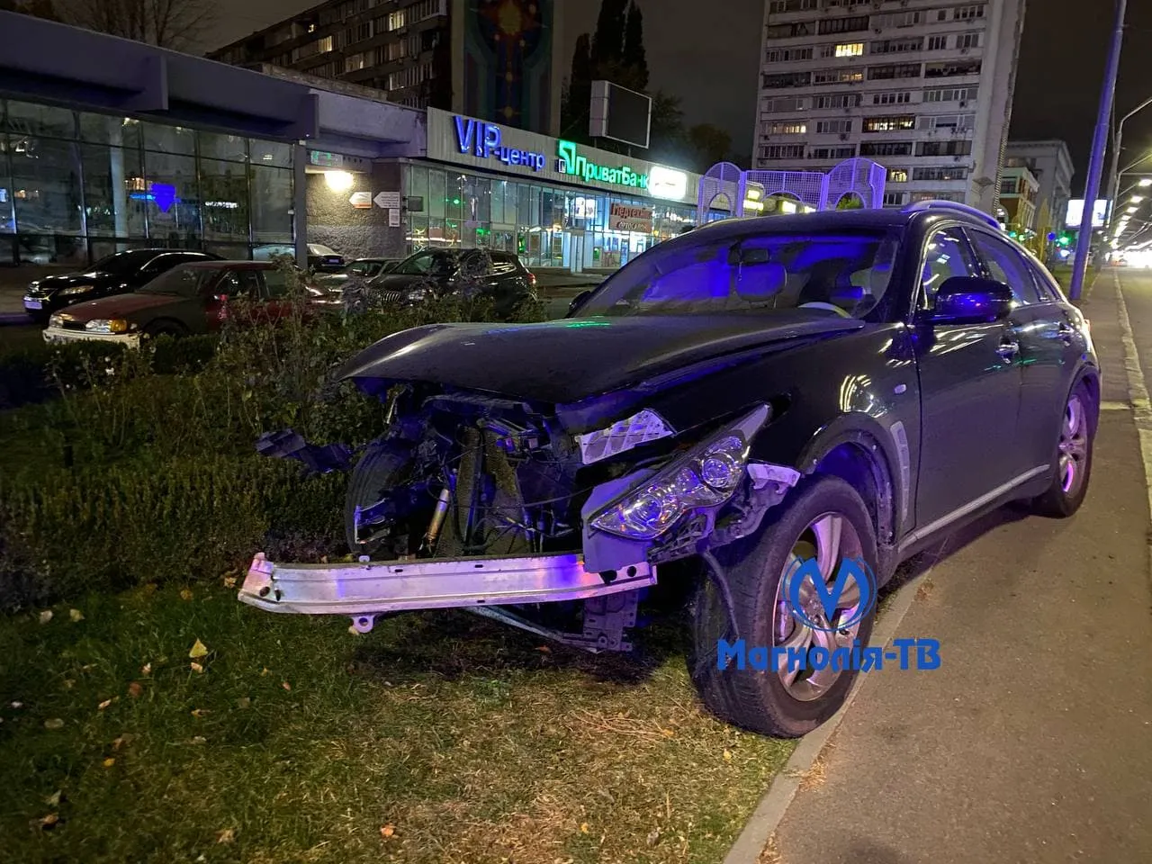 Аварія з Infinity на проспекті Перемоги у Києві, авто вилетіла на газон