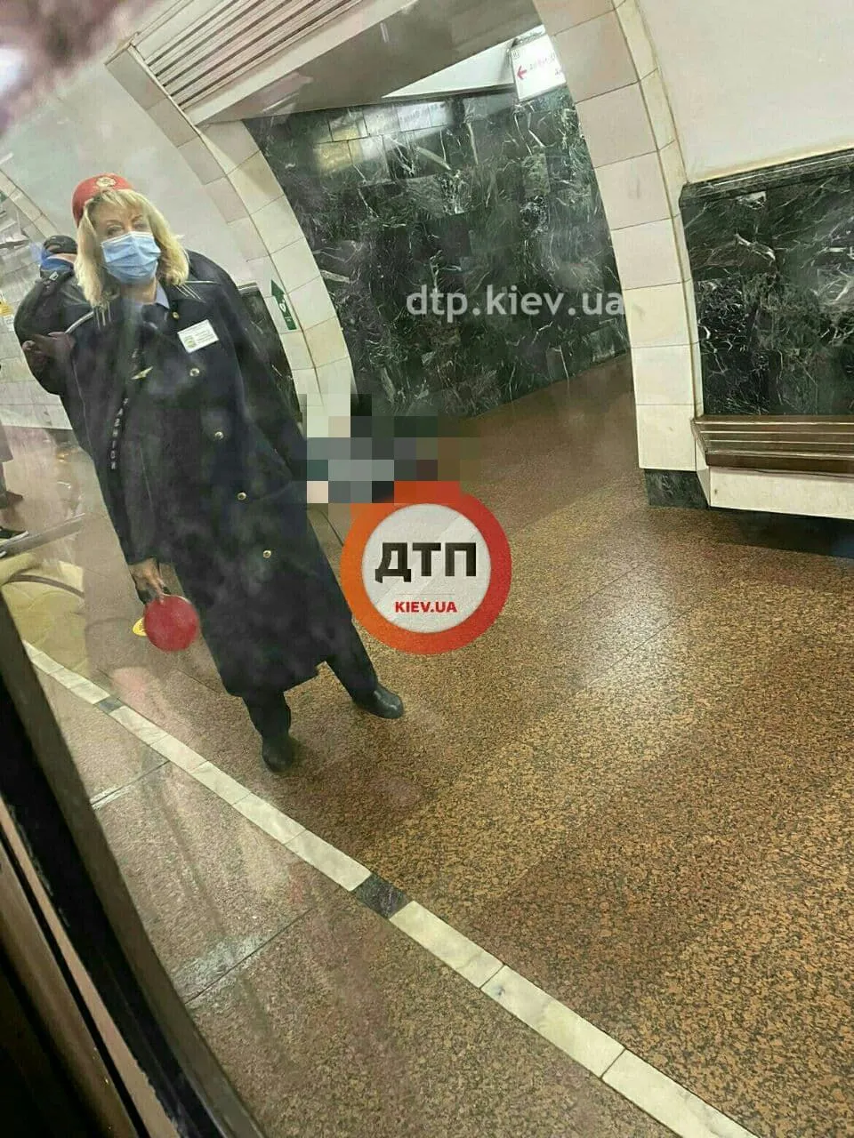 На метро Дорогожичі в Києві померла жінка, у неї схоило серце На метро Дорогожичі в Києві померла жінка, у неї схоило серце