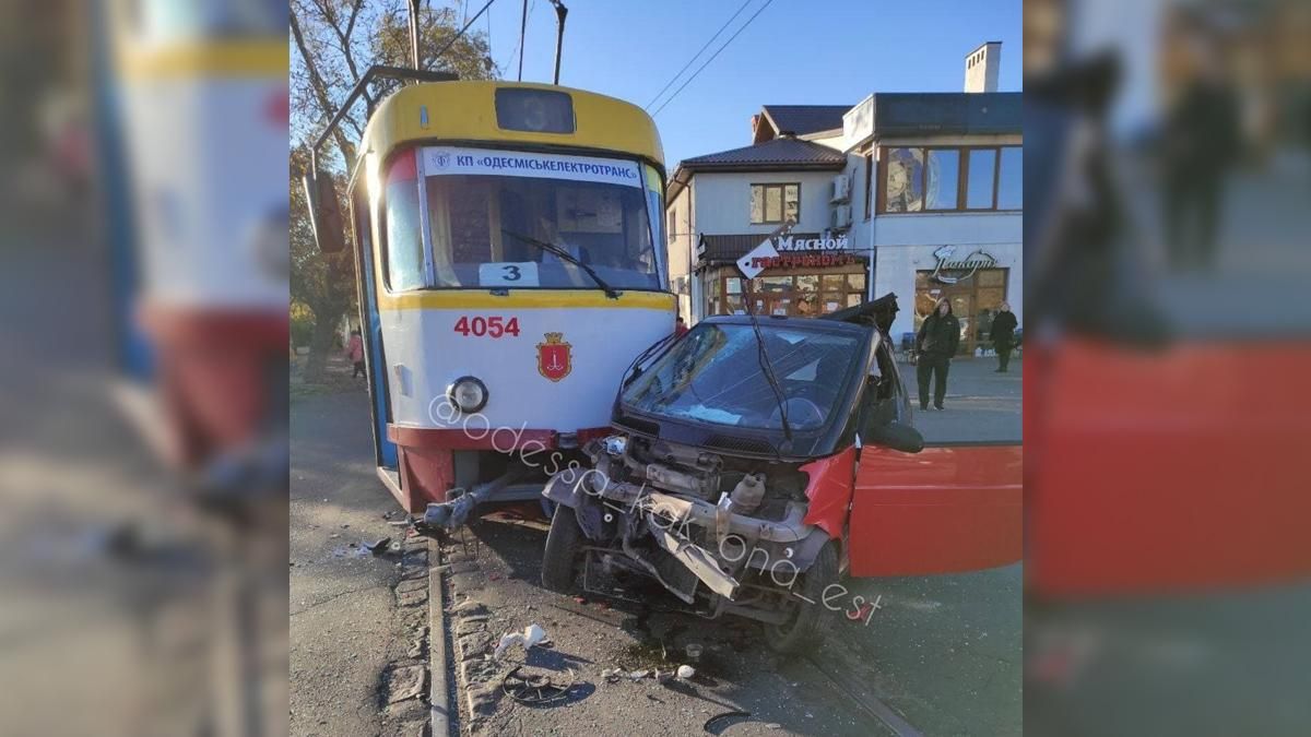 В Одессе трамвай протаранил Smart: есть пострадавшие