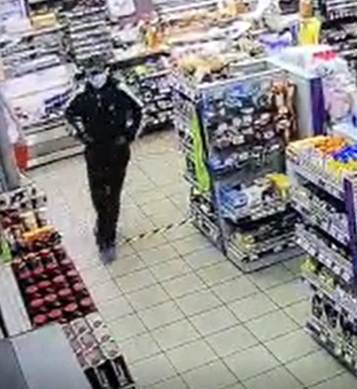 В Киеве иностранец грубо ограбил заправку, с которой его уволили В Киеве иностранец грубо ограбил заправку, с которой его уволили