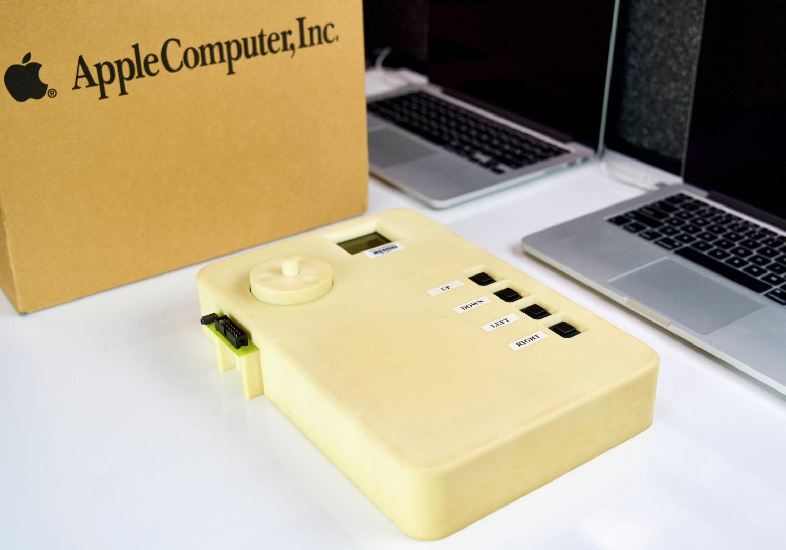 В сети появились фото раннего прототипа первого плеера Apple iPod