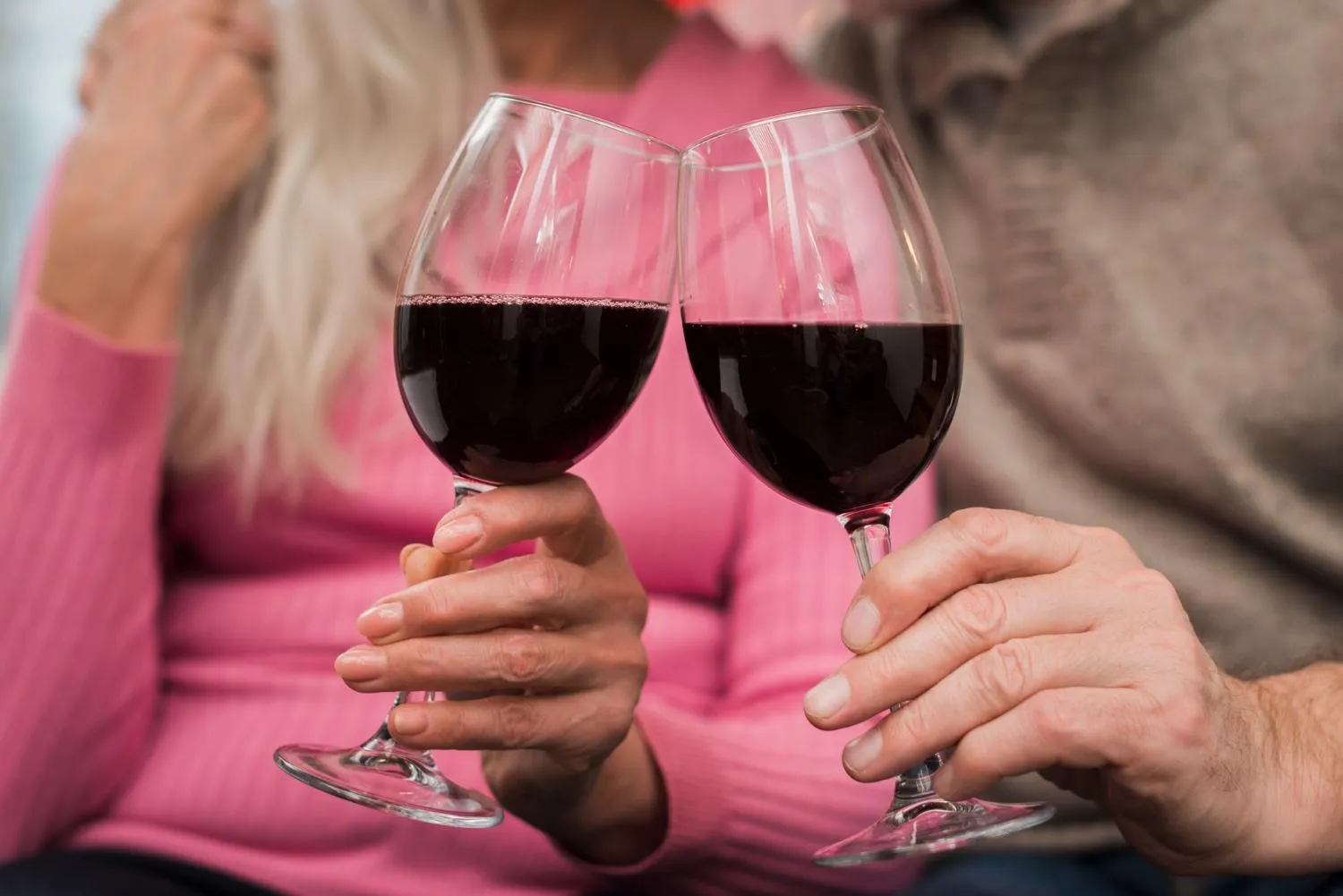 Правильно буде тримати келих з вином за ніжку Правильно буде тримати келих з вином за ніжку