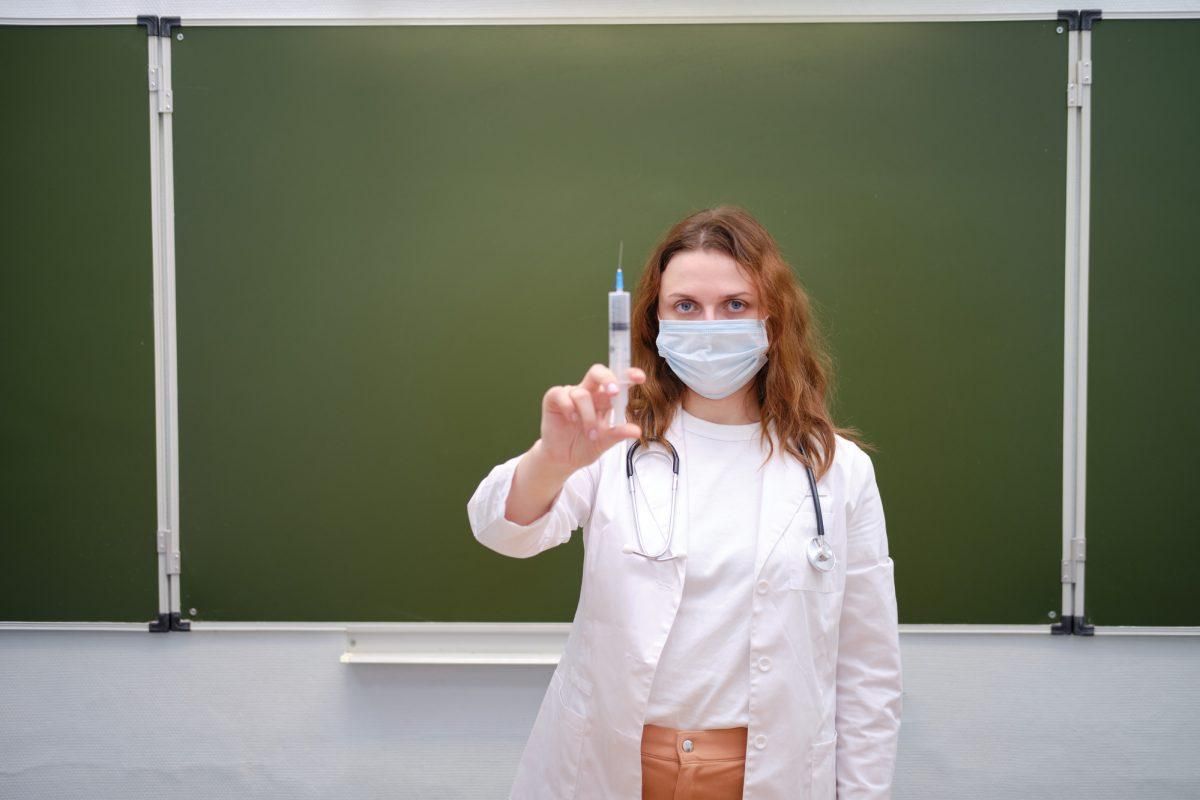 Лише одна область не вакцинувала достатньо вчителів, – Шкарлет оприлюднив статистику - Україна новини - Освіта