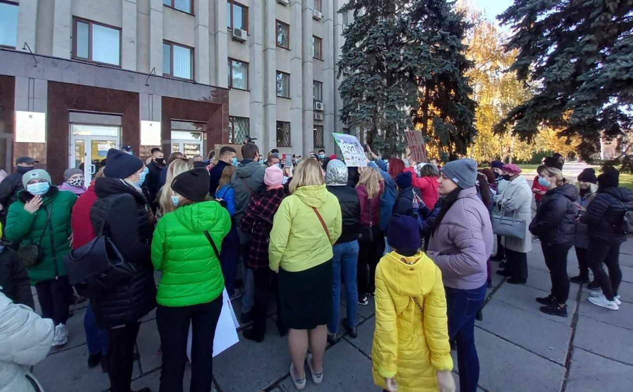 В Кременчуге родители с детьми вышли на протест из-за дистанционки в начальных классах: фото