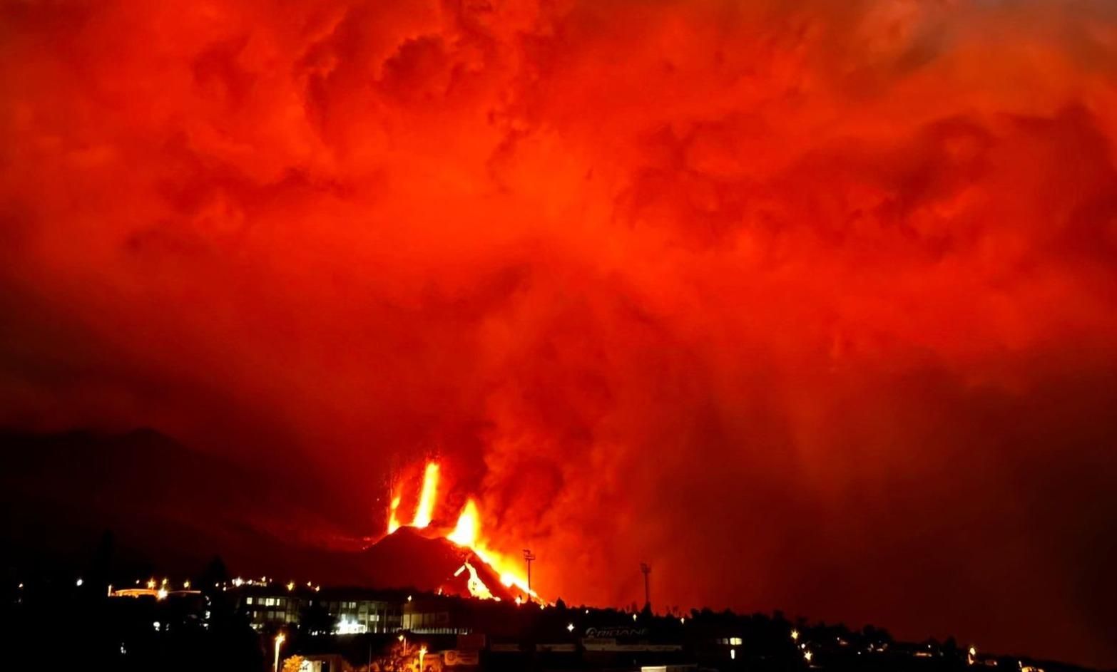 На Канарах, где продолжается извержение вулкана, с полуночи произошло более 90 землетрясений