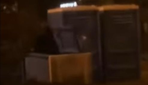 У центрі Луцька вандали перевернули біотуалет з людиною всередині