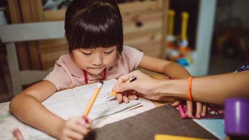 У Китаї заборонили перевантажувати школярів домашніми завданнями