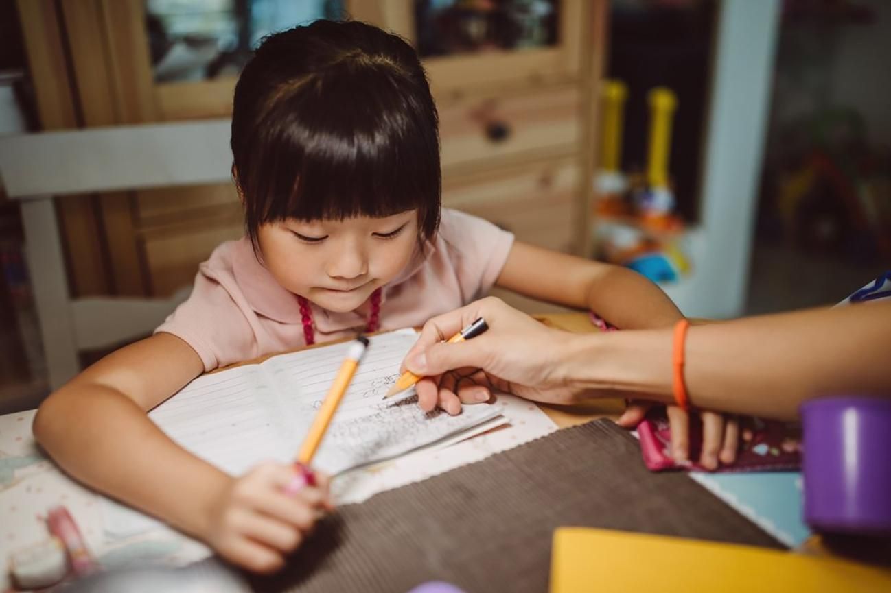 В Китае запретили перегружать школьников домашними заданиями