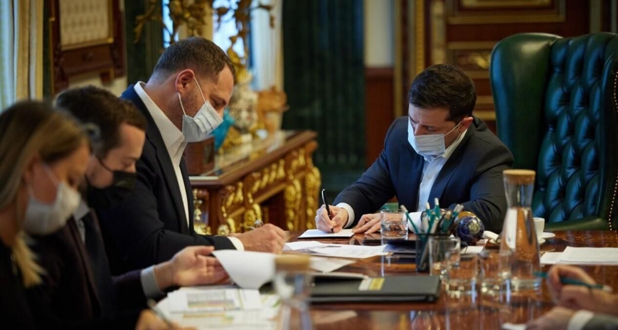 Мало кисню, невтішні цифри і підробки сертифікатів: у Зеленського обговорили ситуацію з COVID-19