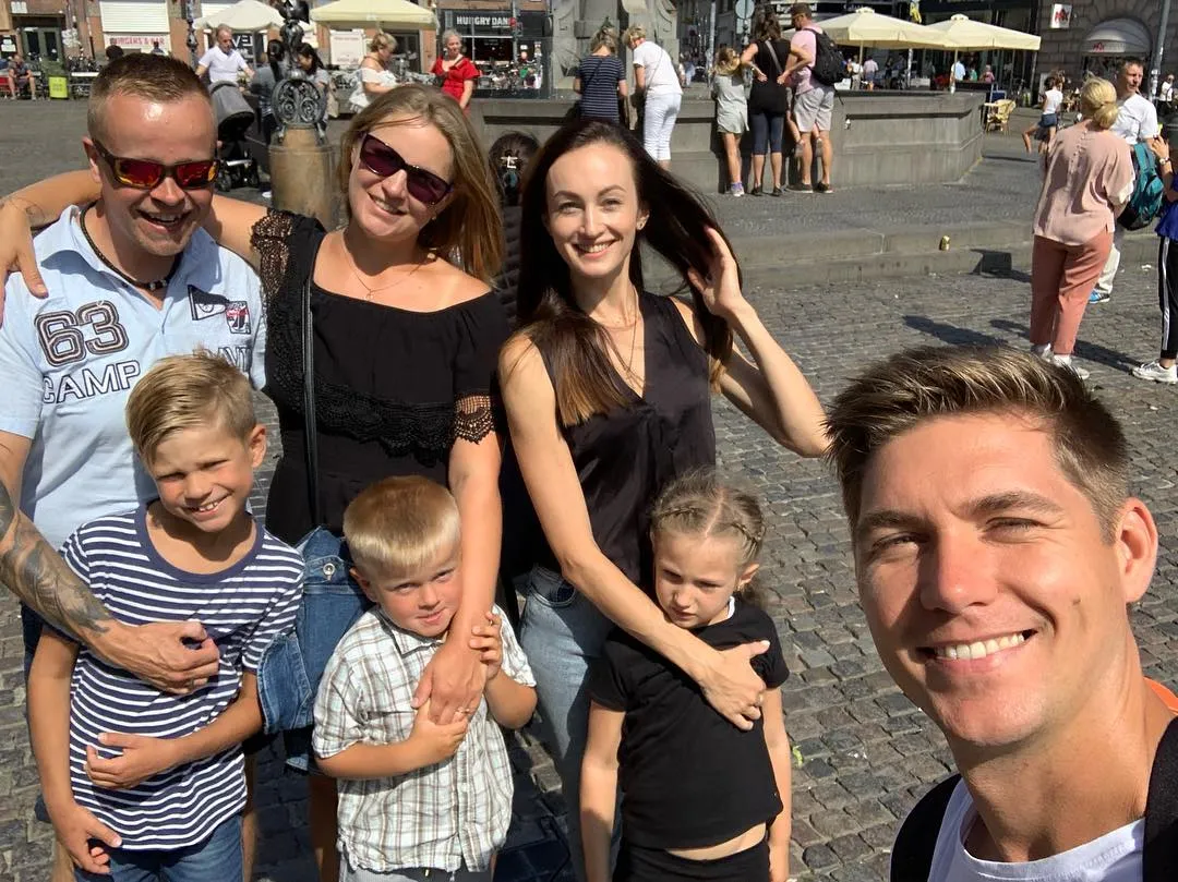 Володимир Остапчук з ексдружиною, донькою і сім'єю сестри Ольги Володимир Остапчук з ексдружиною, донькою і сім'єю сестри Ольги