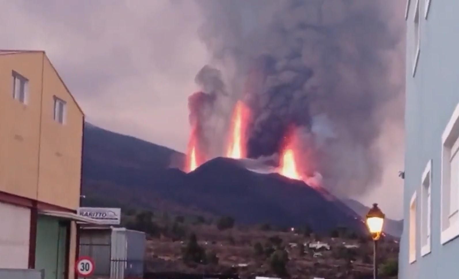 Гигантский лавовый фонтан: извержение вулкана на Канарах усилилось Гигантский лавовый фонтан: извержение вулкана на Канарах усилилось