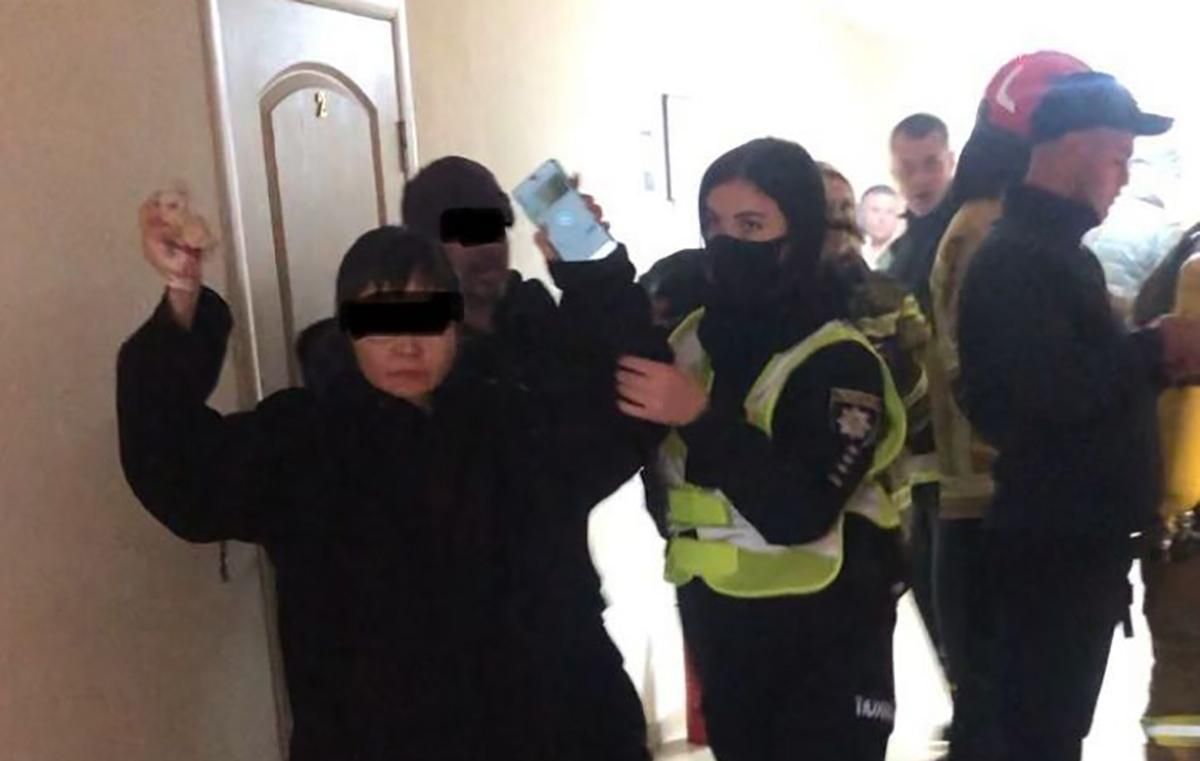 В Ужгороде нелегалы из Китая забаррикадировались в хостеле и устроили поджог В Ужгороде нелегалы из Китая забаррикадировались в хостеле и устроили поджог