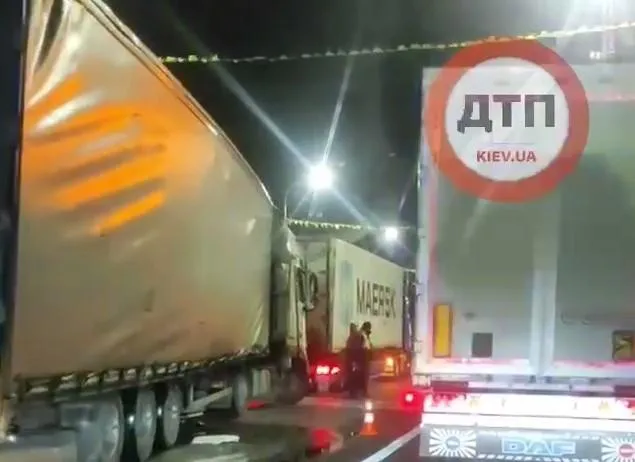 ДТП в Бучі, зіткнення двох фур паралізувало рух, аварія під Києвом ДТП в Бучі, зіткнення двох фур паралізувало рух, аварія під Києвом